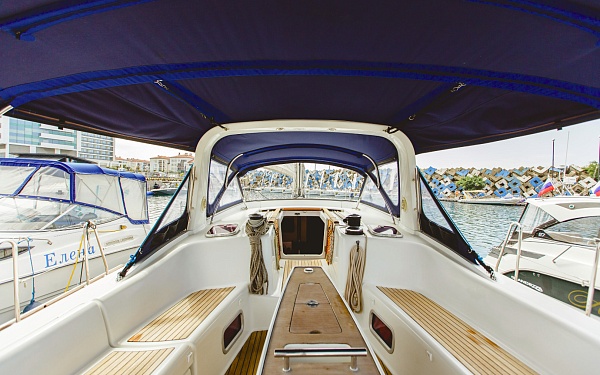 Аренда парусной яхты BENETEAU OCEANIS 50 в Сочи - кокпит